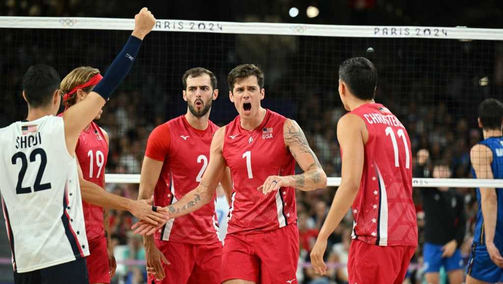 United States Men's National Volleyball Team match and podium photo 2